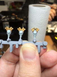 The head crests really lend themselves to extreme contrast NMM gold - I think I'll go with that next time as layering with metallics is very difficult in small surfaces.